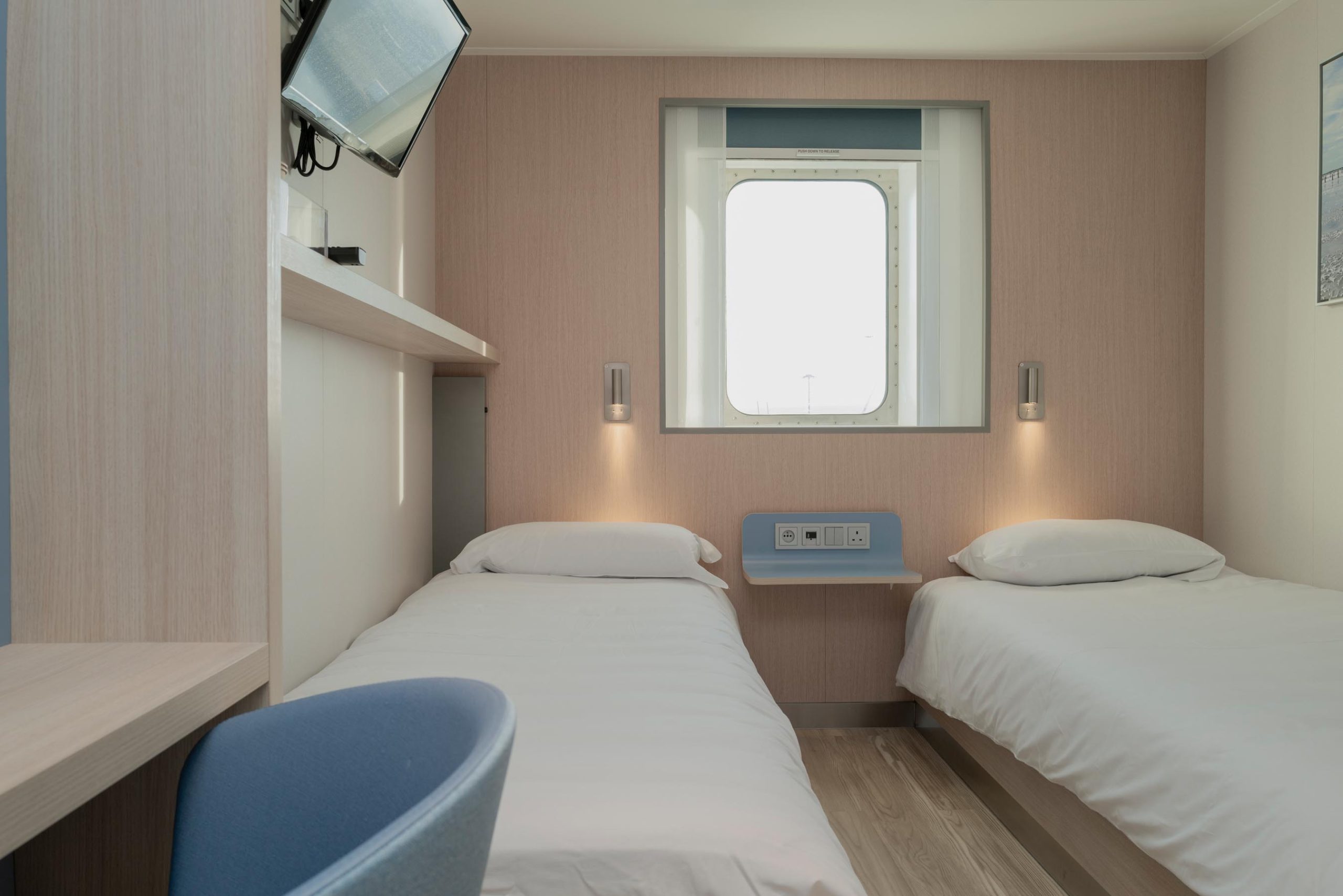 2-berth outside Club cabin on the MV Saint-Malo, allergy-friendly, with twin beds and window