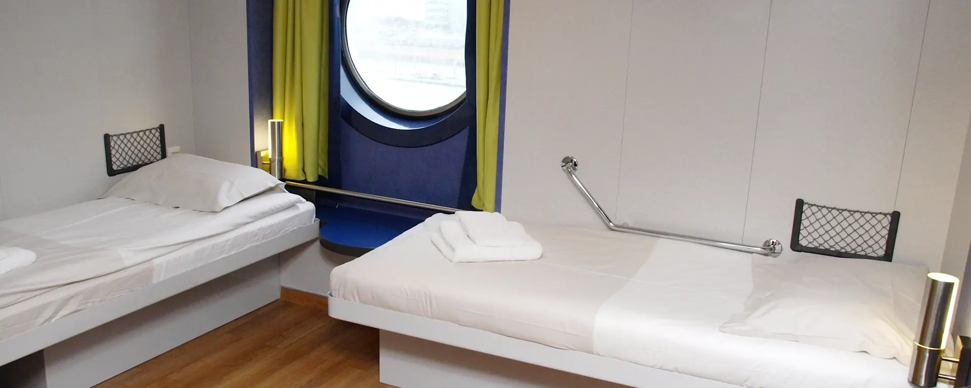 2-berth outside wheelchair-accessible cabin on Armorique with two lower berths