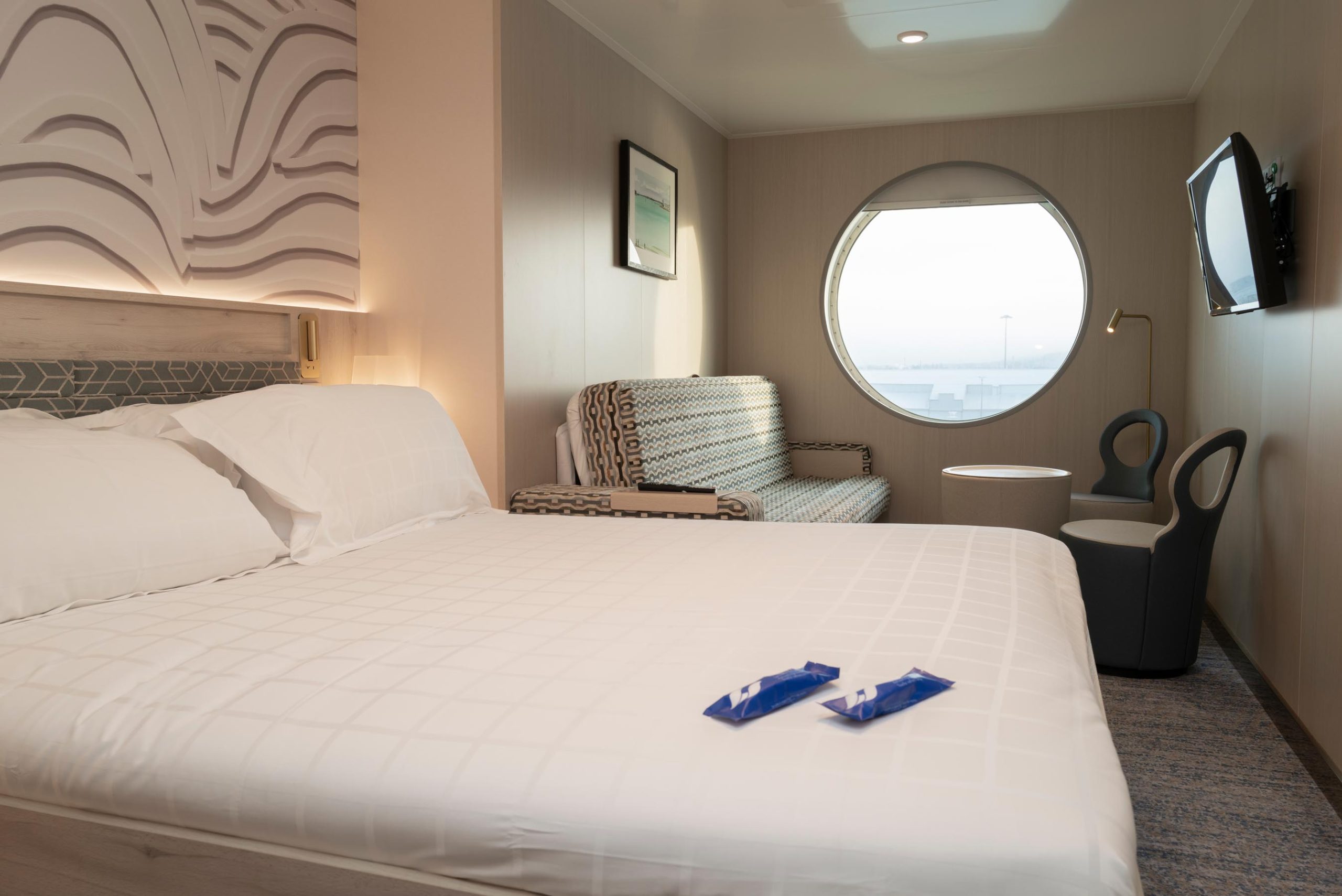 3-berth Commodore cabin on the MV Saint-Malo with queen-size bed and daybed