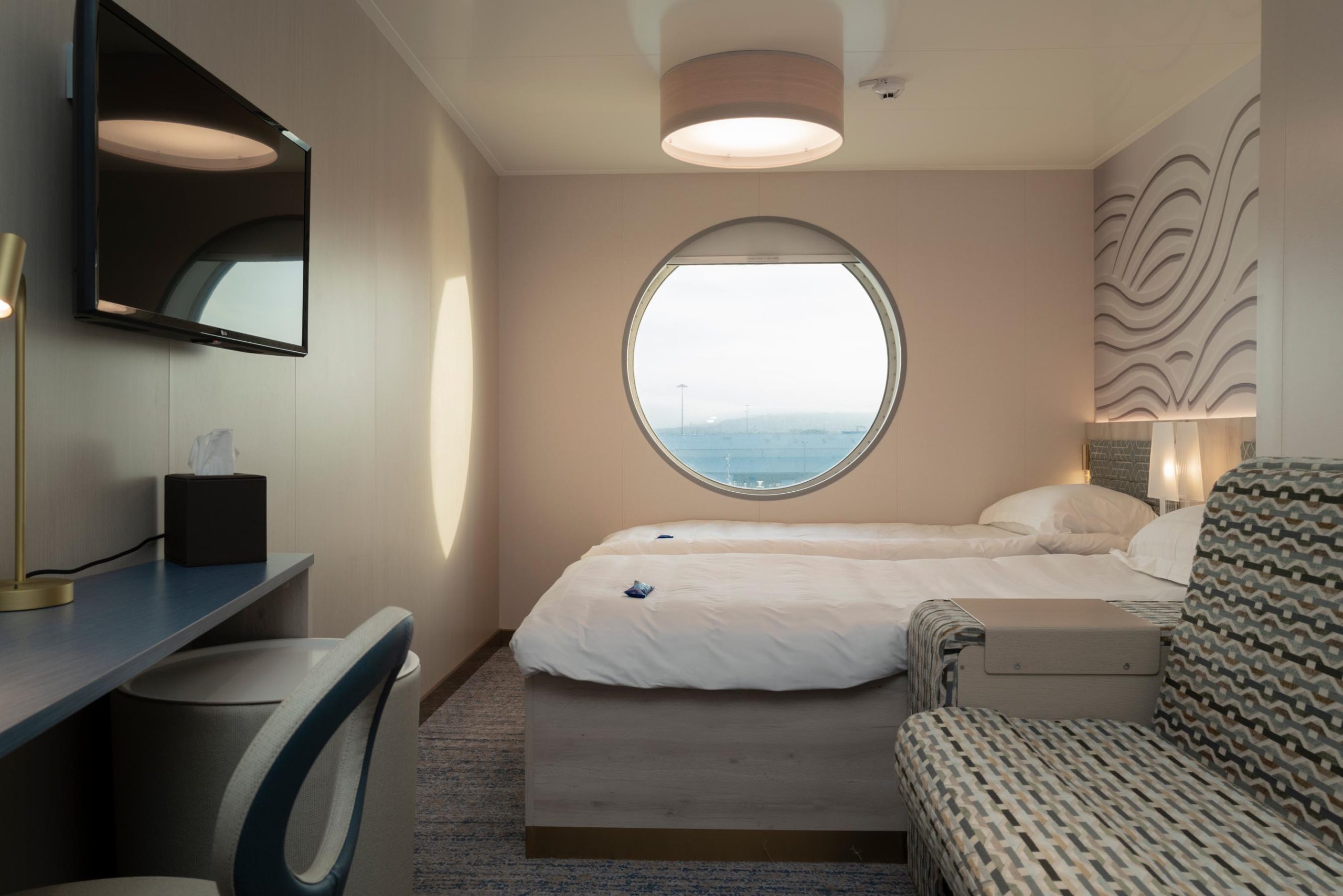 3-berth Commodore cabin on the MV Saint-Malo with twin beds and daybed