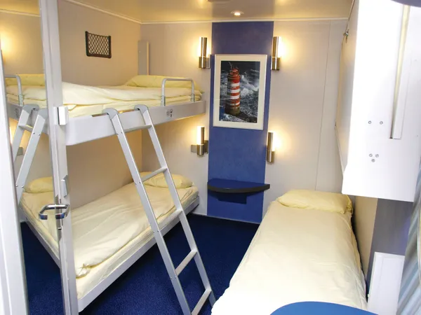 4-berth inside cabin on Armorique with bunk-style beds