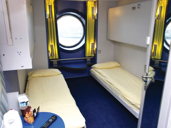 4-berth Club cabin on Armorique with window, TV and bunk-style beds
