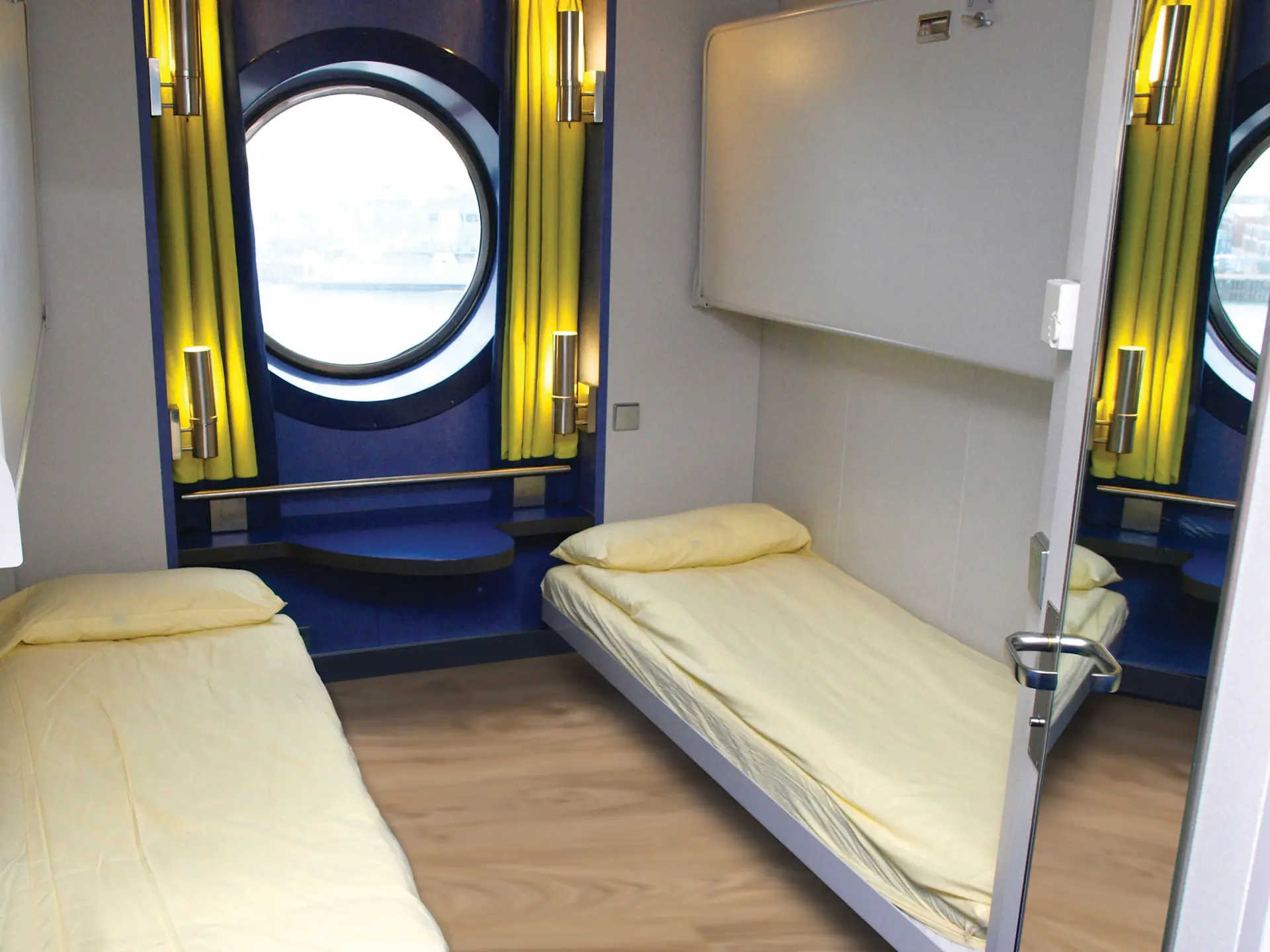 4-berth outside pet-friendly cabin on Armorique with window and laminate flooring